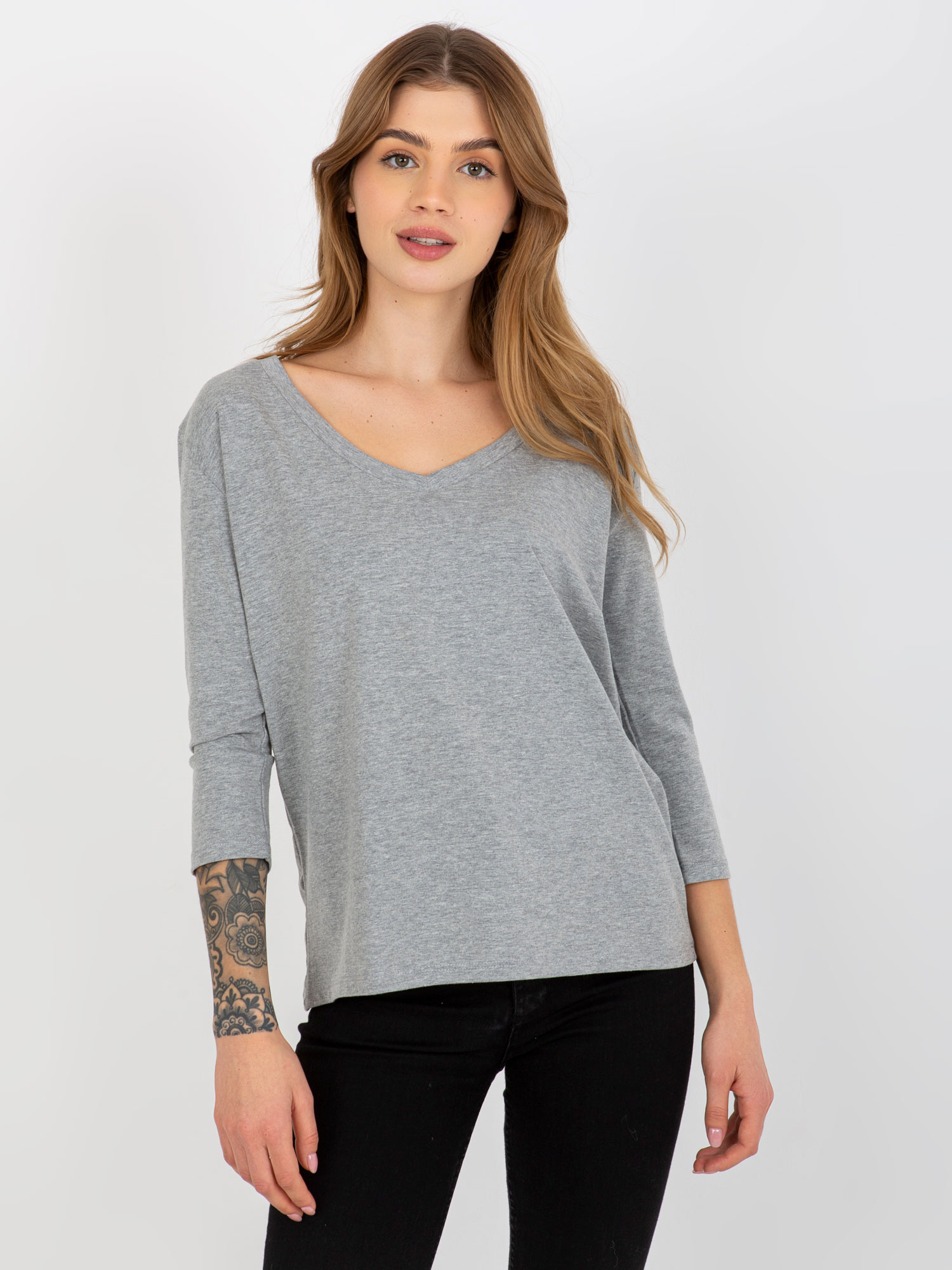 Сива Блуза с V-образно Деколте - Ex Moda - Image 2