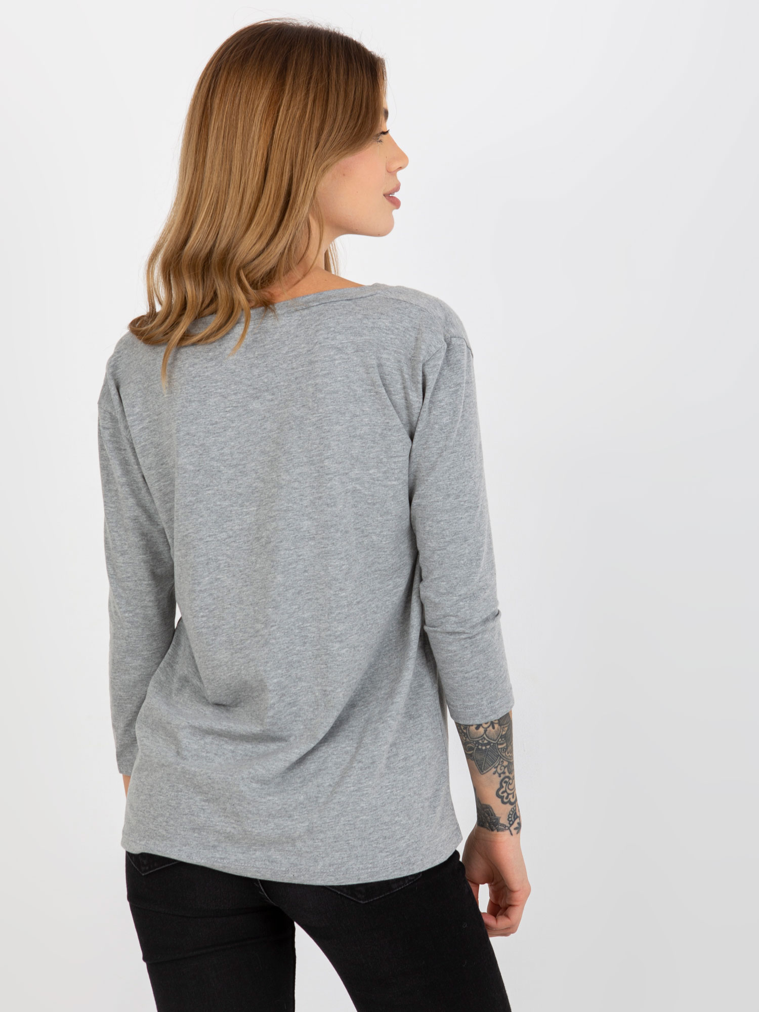 Сива Блуза с V-образно Деколте - Ex Moda - Image 4