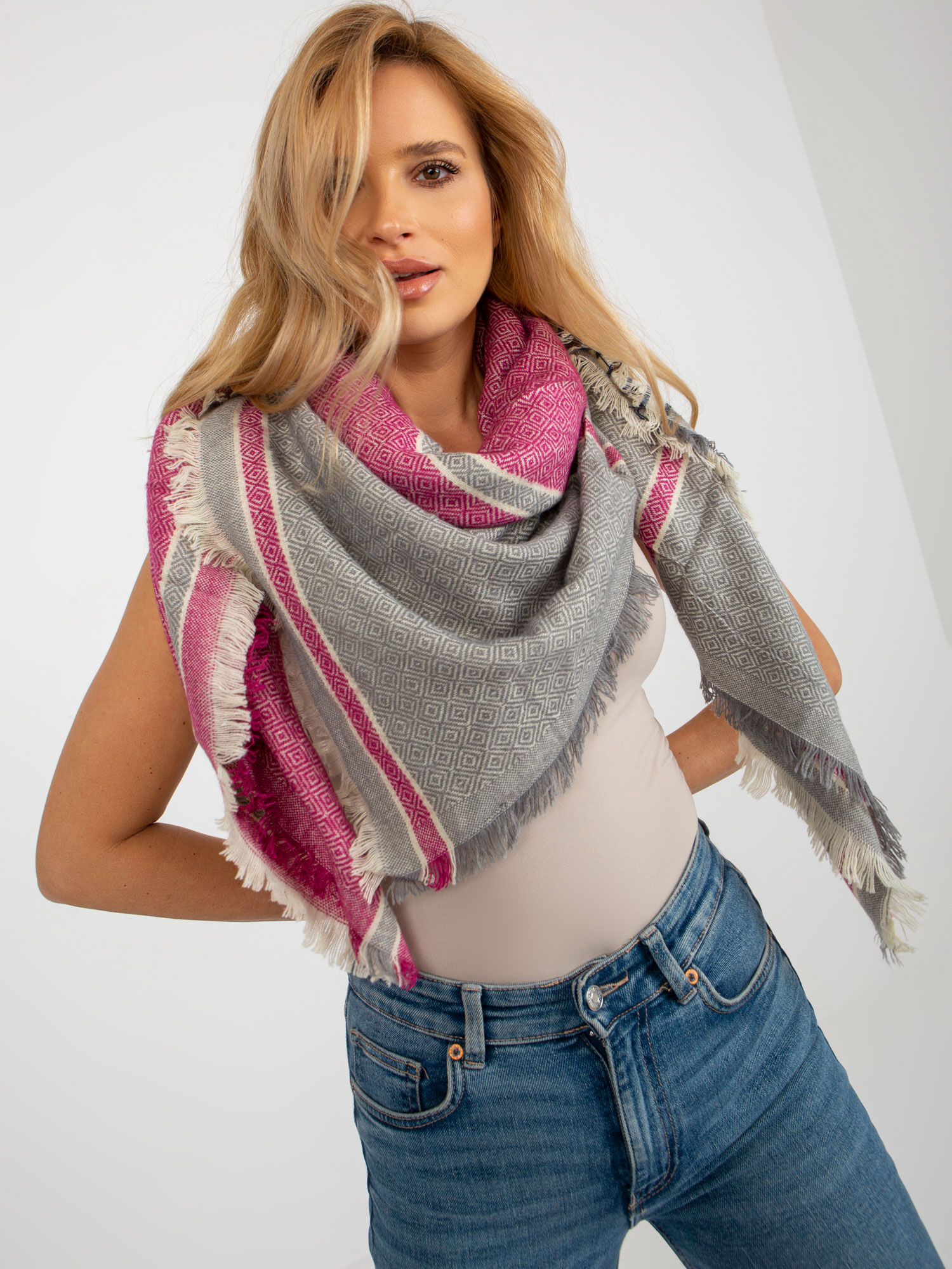 Сиво-Фуксия Дамски Шал с Орнаменти - SHOP SMILE - Image 5
