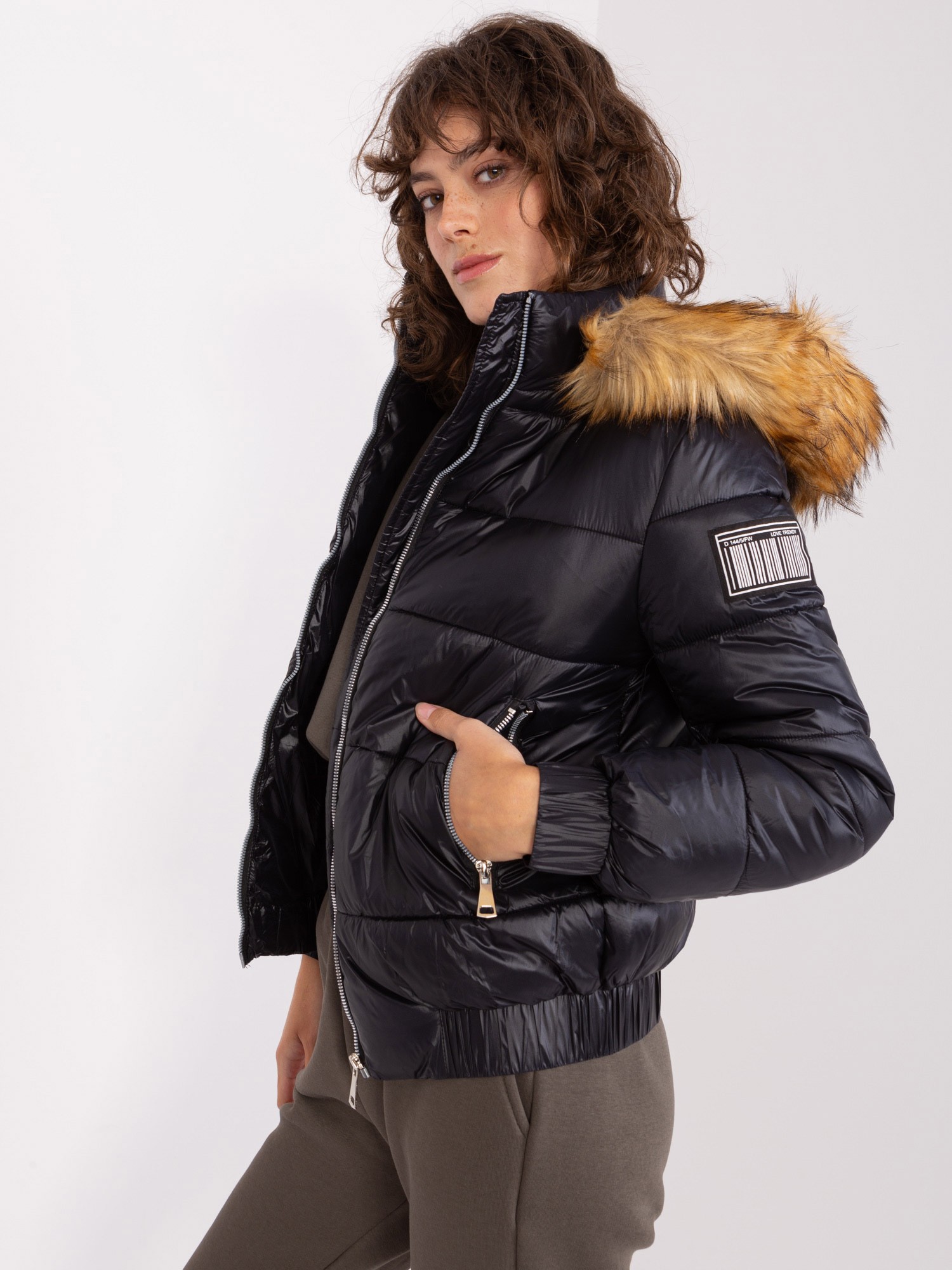 Черно дамско зимно яке с нашивка Trendy.ING