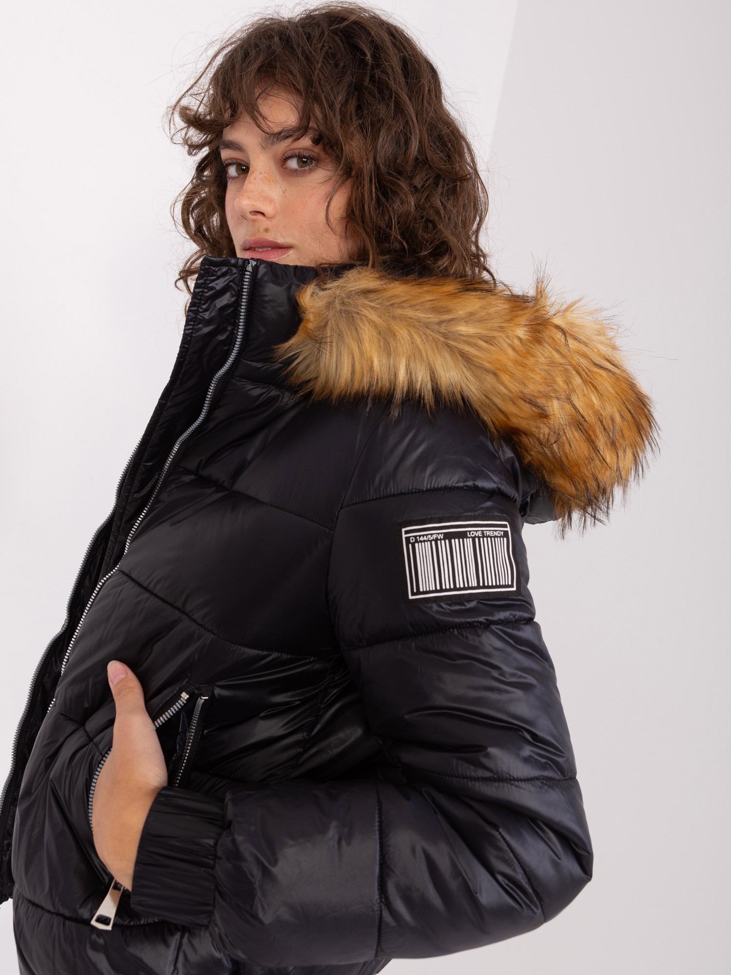 Черно дамско зимно яке с нашивка Trendy.ING - Image 2