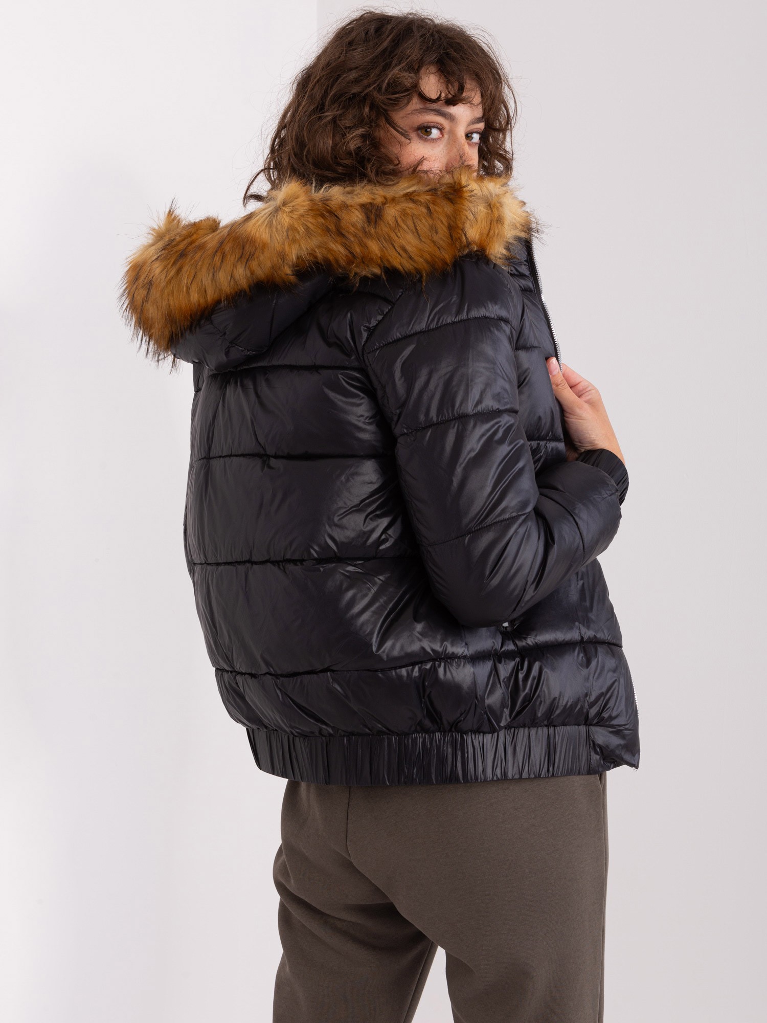 Черно дамско зимно яке с нашивка Trendy.ING - Image 3