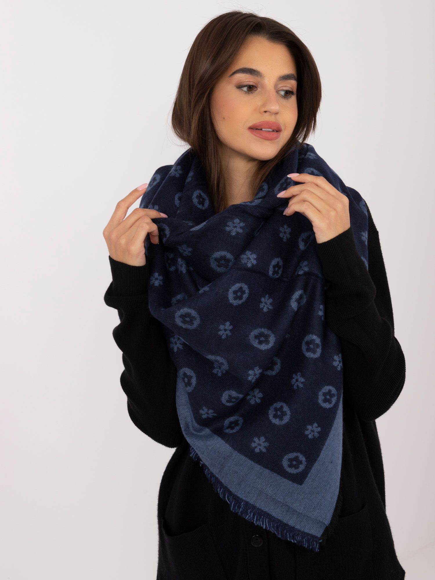 Тъмносин Шал SHOP SMILE - Вълнена Елегантност - Image 3
