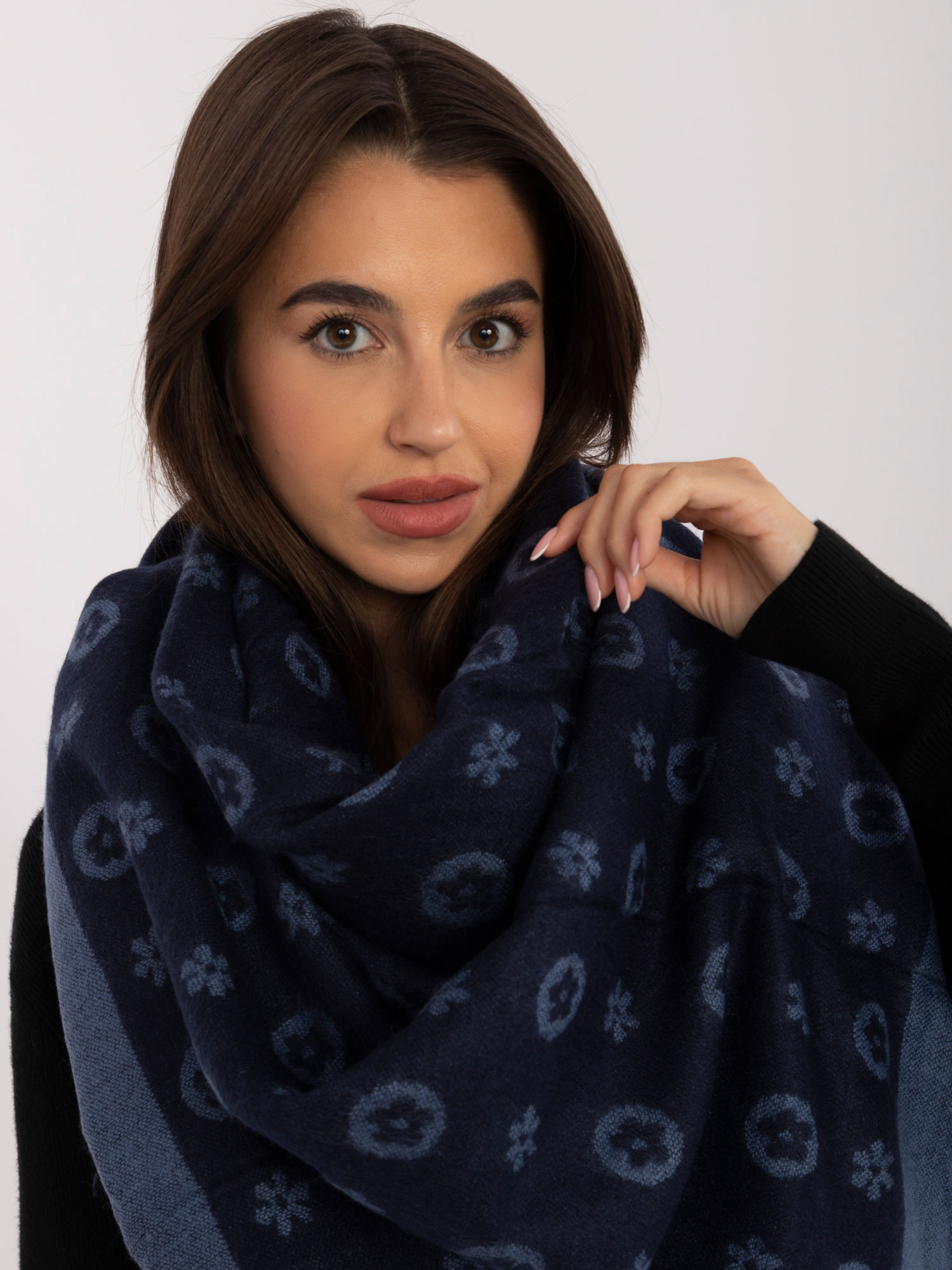Тъмносин Шал SHOP SMILE - Вълнена Елегантност - Image 4