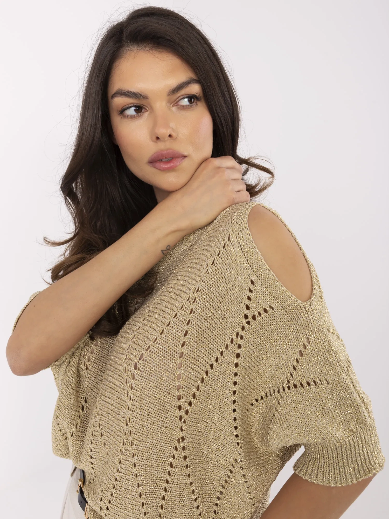 Златист пуловер ITALY MODA - Елегантност и комфорт! - Image 3