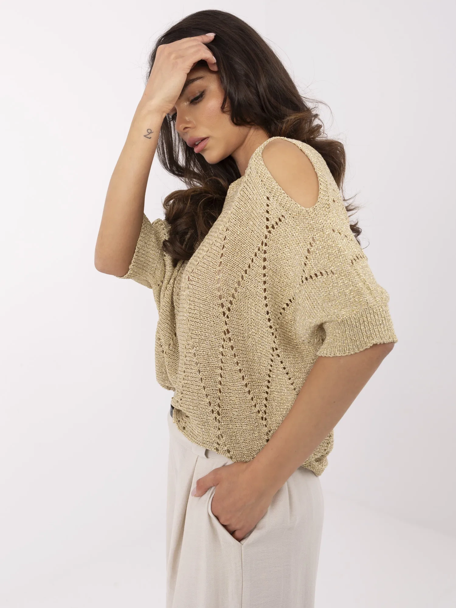 Златист пуловер ITALY MODA - Елегантност и комфорт! - Image 2