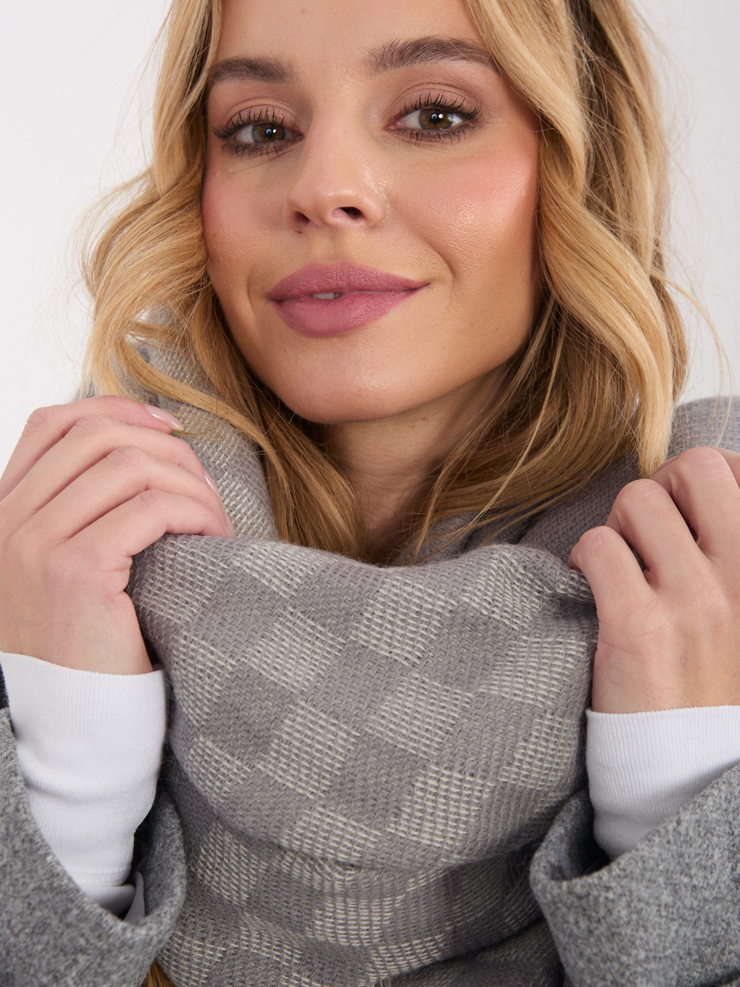 Сив Шал SHOP SMILE - Елегантност и Комфорт - Image 3